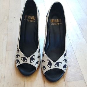 Código Zen leather Evil Eye peep toe wedges